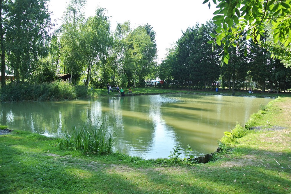 Camping avec étang de pêche